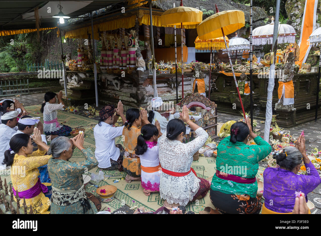 Ubud, Bali, Indonésie - Juillet 01, 2015 : une cérémonie dans le cadre d'un temple festival au temple balinais Pura Gunung Kawi Sebatu. Banque D'Images