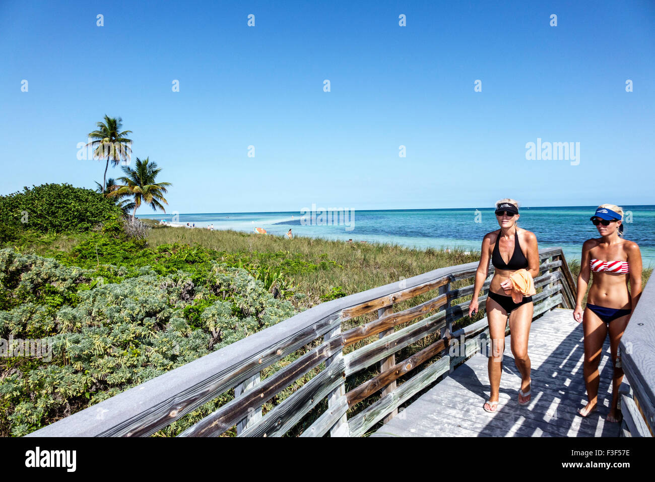 Florida Keys, Big Pine Key, Bahia Honda State Park, océan Atlantique, plage, bains de soleil, promenade, femme femme femme femmes, amis, mère, fille, FL150508045 Banque D'Images