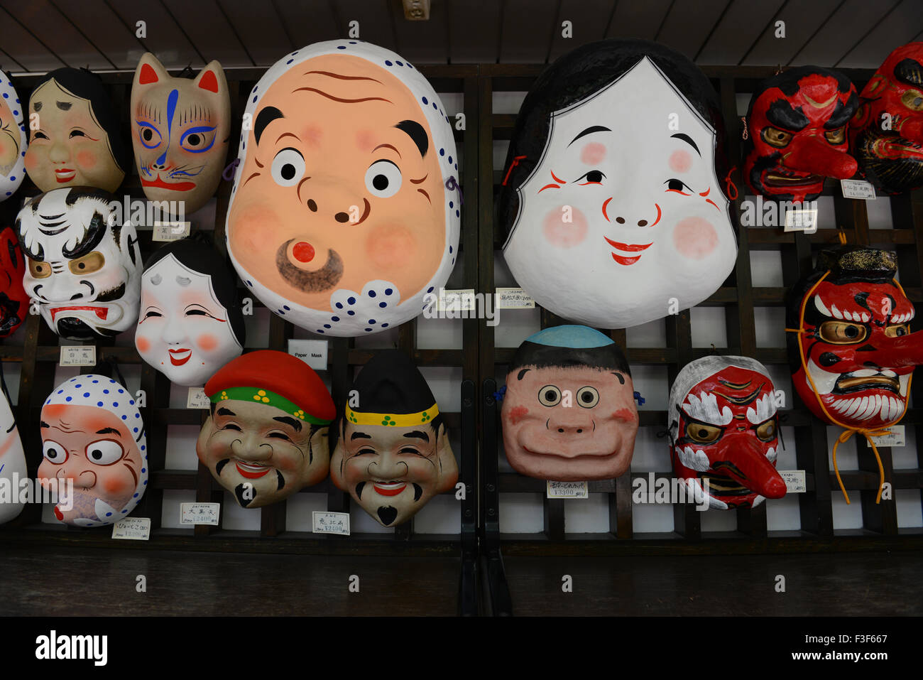 Masques japonais vendus sur la Rue Commerçante Nakamise menant au temple d'Asakusa Kannon. Banque D'Images