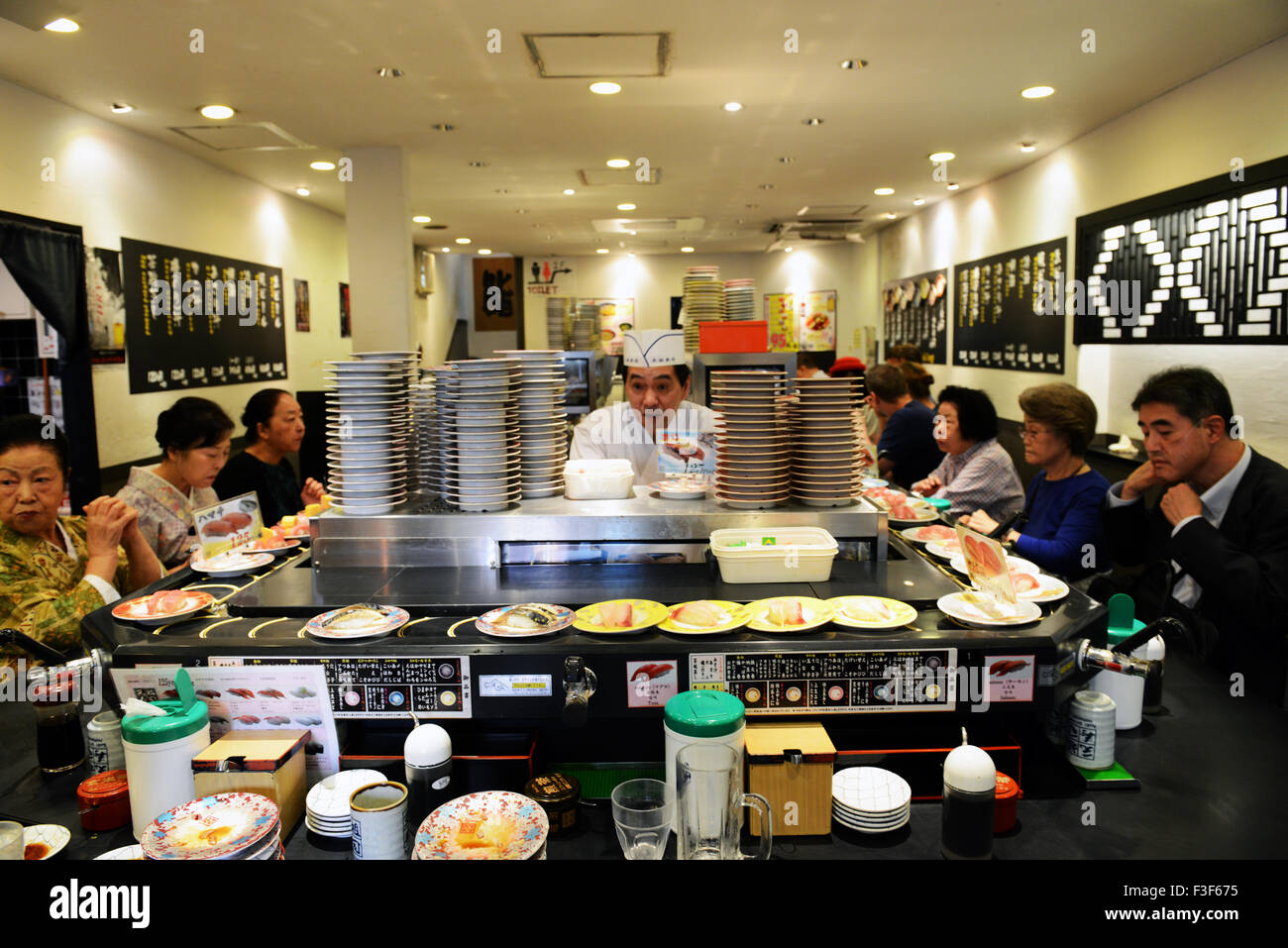 Tokyo conveyor belt sushi Banque de photographies et d’images à haute