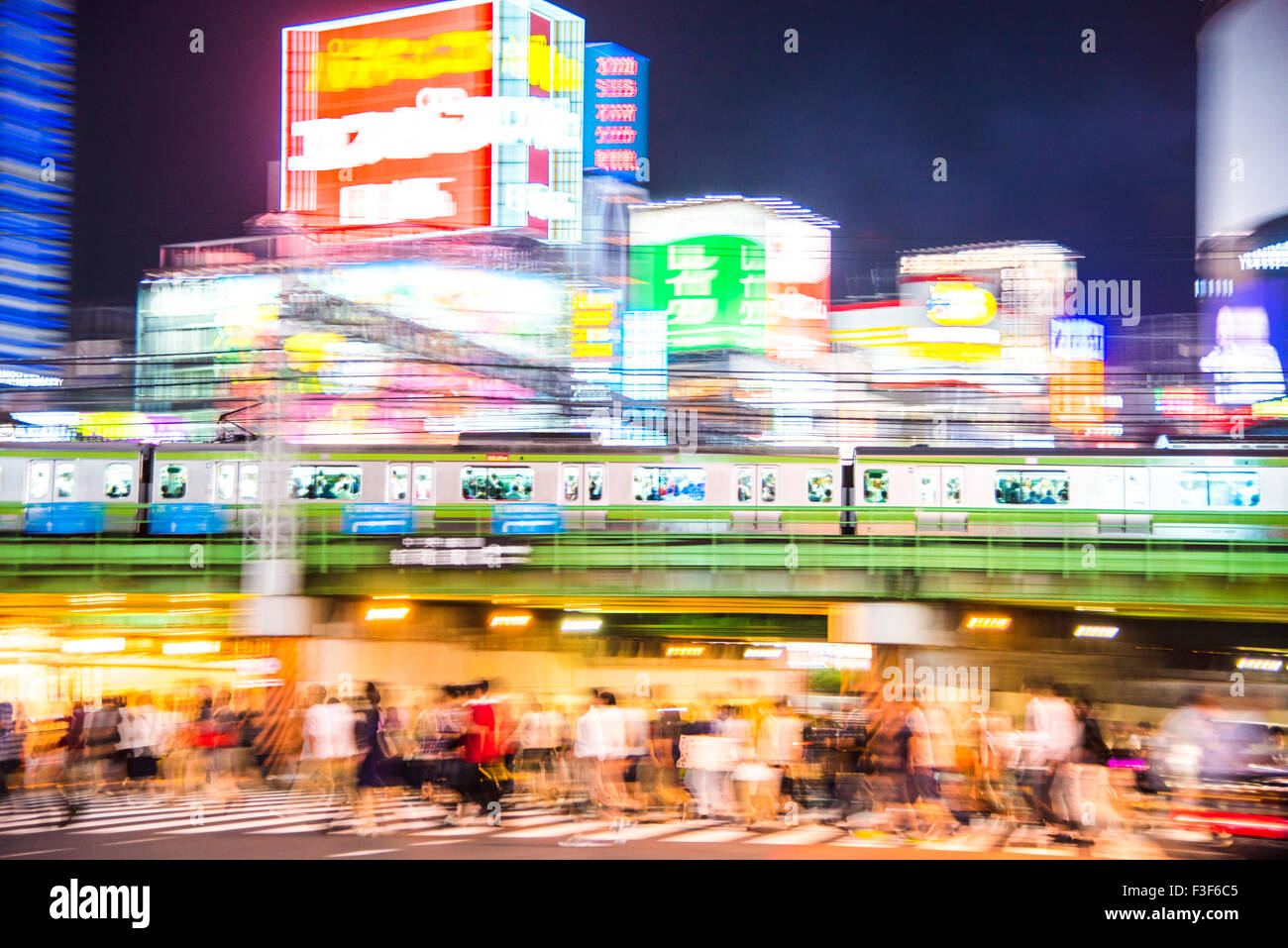 Train qui passe en face de Bangkok,Kabukicho, Tokyo, Japon Banque D'Images