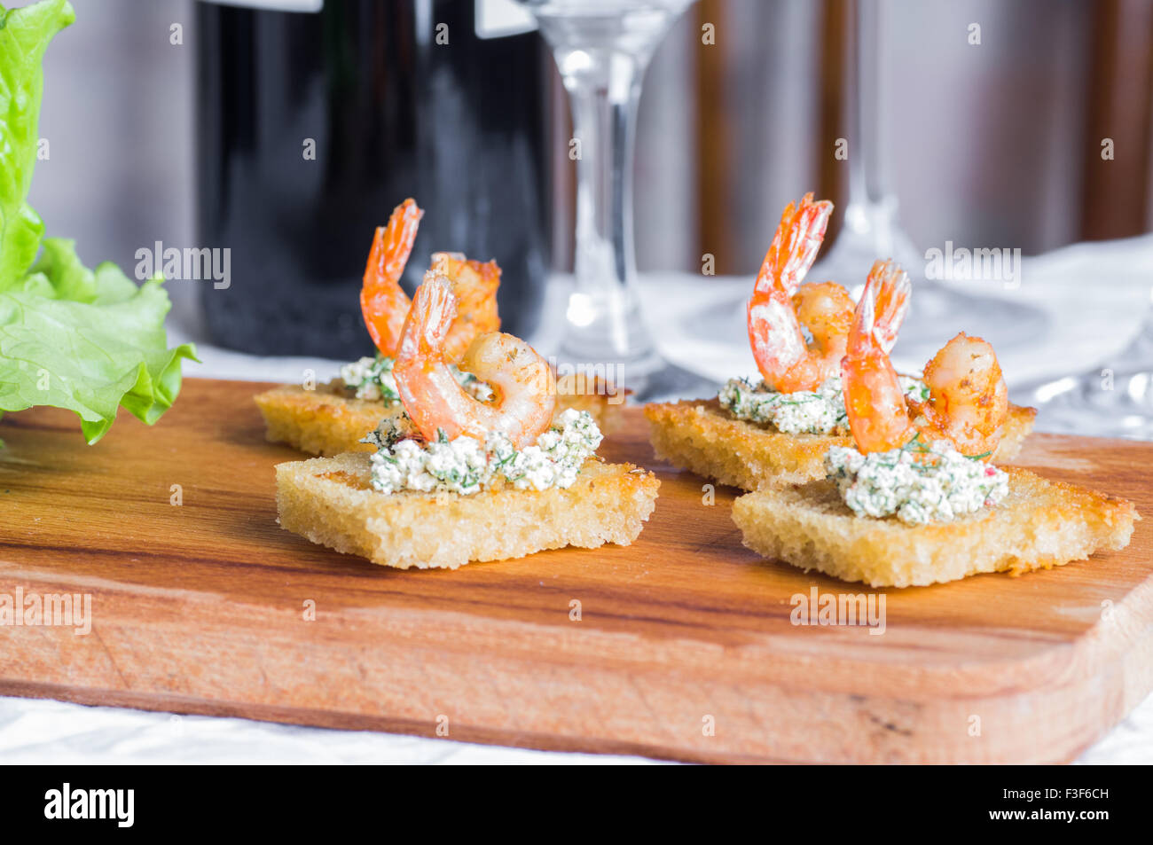 Crevettes savoureuses tapas apéritif, sur des toasts frits Banque D'Images