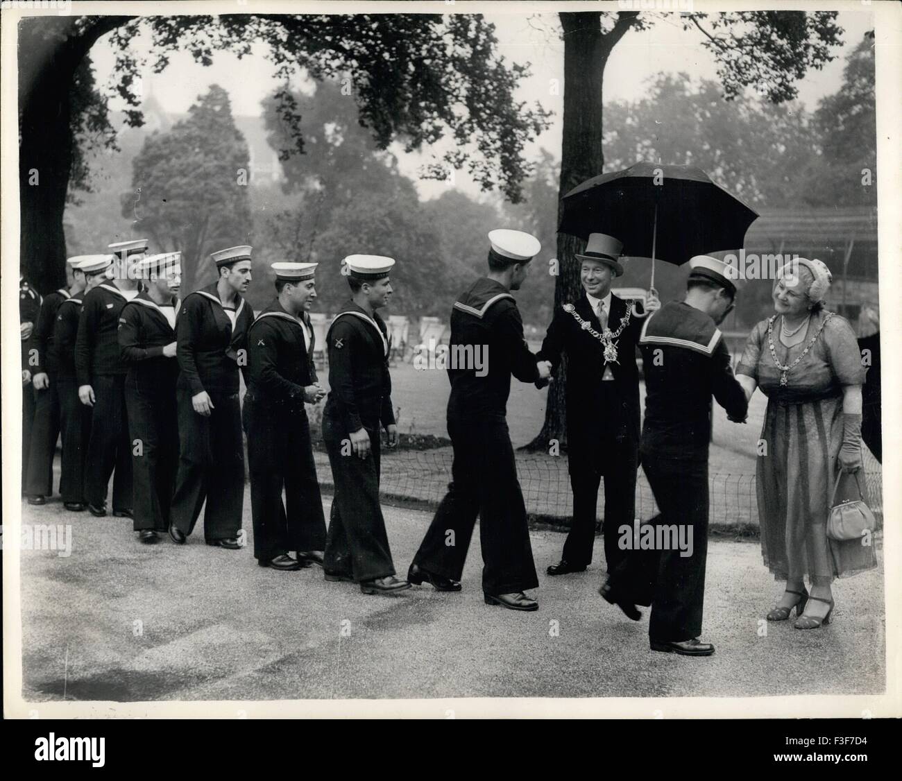 1956 - personnel de la marine a reçu par le maire et maire de Portsmouth. Le personnel de la marine qui sont à Portsmouth en préparation pour la revue navale royale aujourd'hui, a participé à une réception donnée en leur honneur par le Maire et dame Maire de Portsmouth (Conseiller et Mme Frank Miles). La photo montre le conseiller et Mme Miles recevoir des évaluations du navire portugais Bartolomeu Dias - aujourd'hui à Portsmouth. © Keystone Photos USA/ZUMAPRESS.com/Alamy Live News Banque D'Images