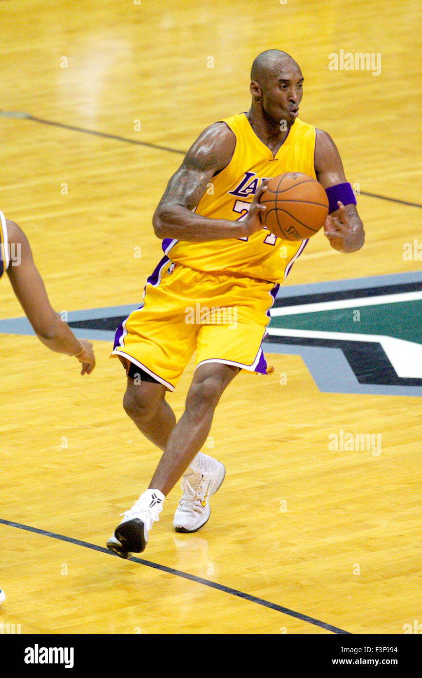 4 octobre 2015 - Los Angeles Lakers Kobe Bryant # 24 garde passe le ballon au cours de l'action d'avant-saison entre les Lakers de Los Angeles et les Utah Jazz au shérif d'Honolulu, HI. - Glenn Yoza/Cal Sport Media Banque D'Images