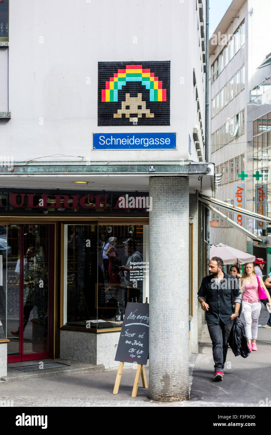 Travailler par l'artiste français Space Invader à Bâle, Suisse Photo Stock  - Alamy