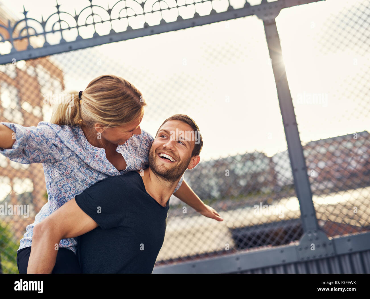 Couple aimant s'amuser, Woman on Mans Retour, Piggyback Banque D'Images