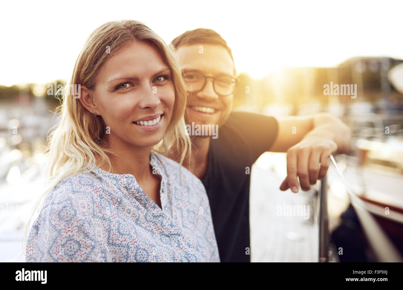 Couple assis sur leur bateau, Smiling at Camera Banque D'Images