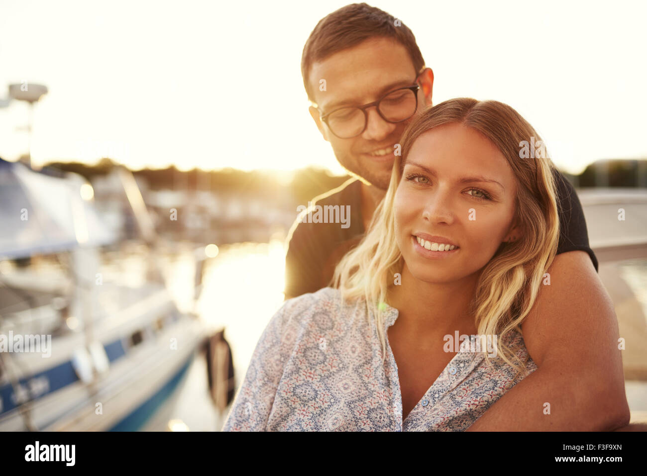Couple aimant blanc sur un bateau, Smiling at Camera Banque D'Images