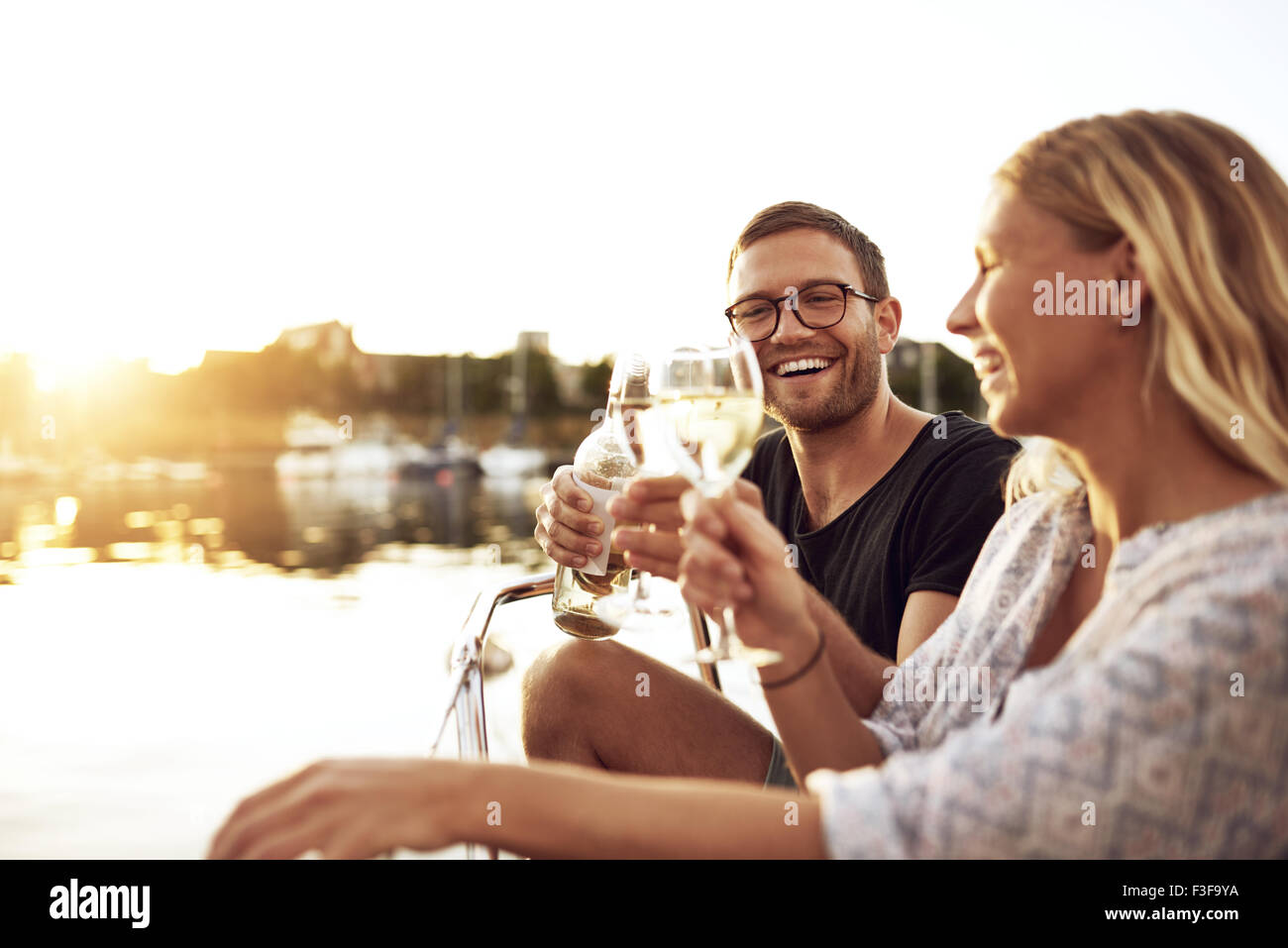 Heureux Couple Toasting verres sur une soirée d'été Banque D'Images