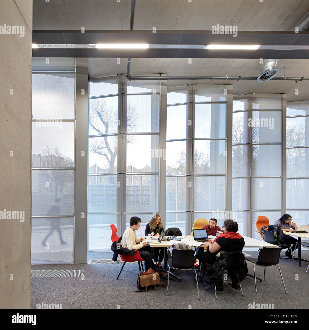 L'espace de lecture et d'étude en regard de la fenestration rez-de-chaussée. L'École d'architecture de Greenwich, Londres, Royaume-Uni. Architecte : Banque D'Images