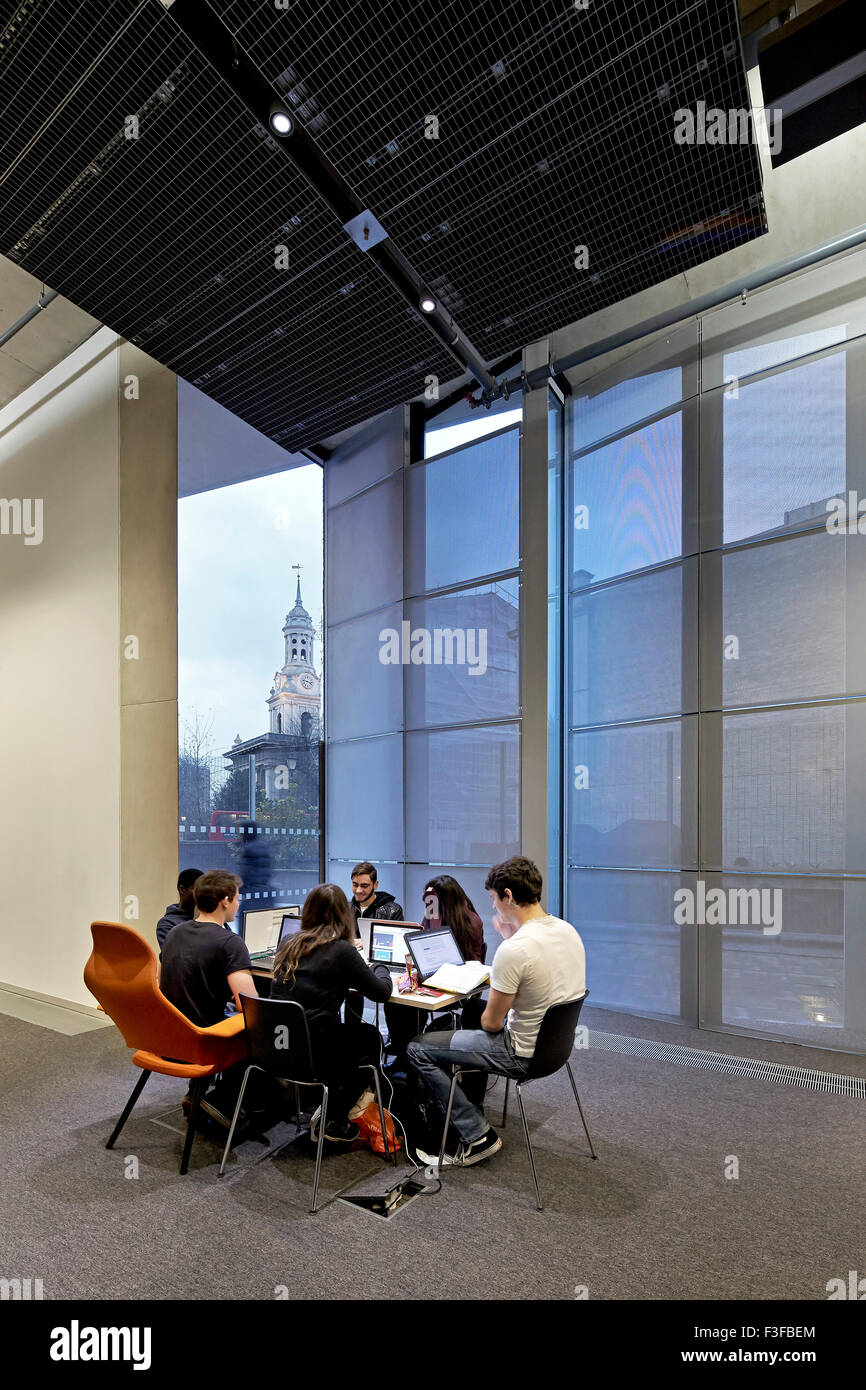 L'espace de lecture et d'étude à côté de fermeture. L'École d'architecture de Greenwich, Londres, Royaume-Uni. Architecte : Heneghan Peng Banque D'Images