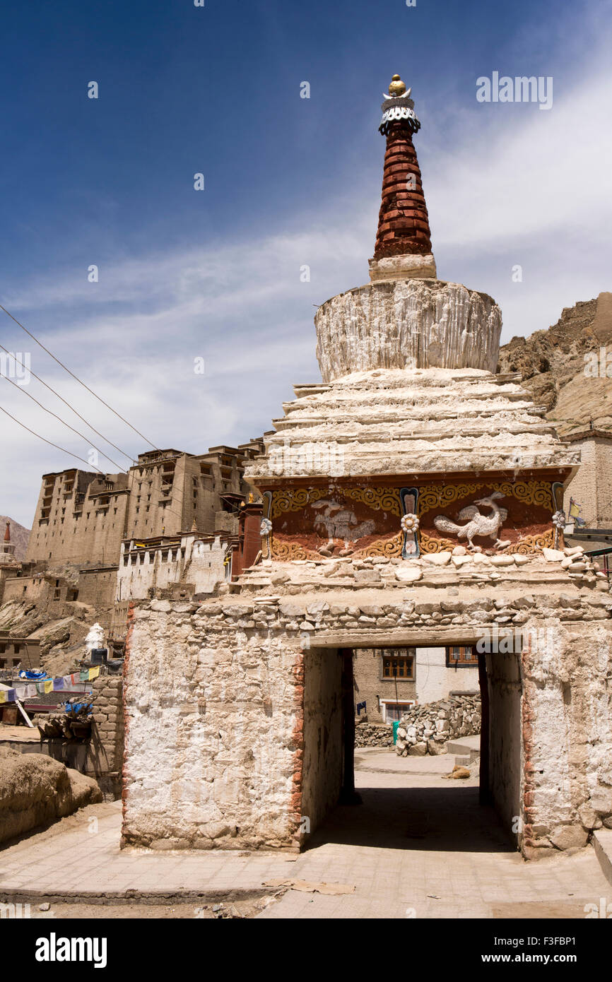 L'Inde, le Jammu-et-Cachemire, Ladakh, Leh, porte à l'est de la vieille ville de stupa, chorten traditionnel blanchi à la chaux Banque D'Images