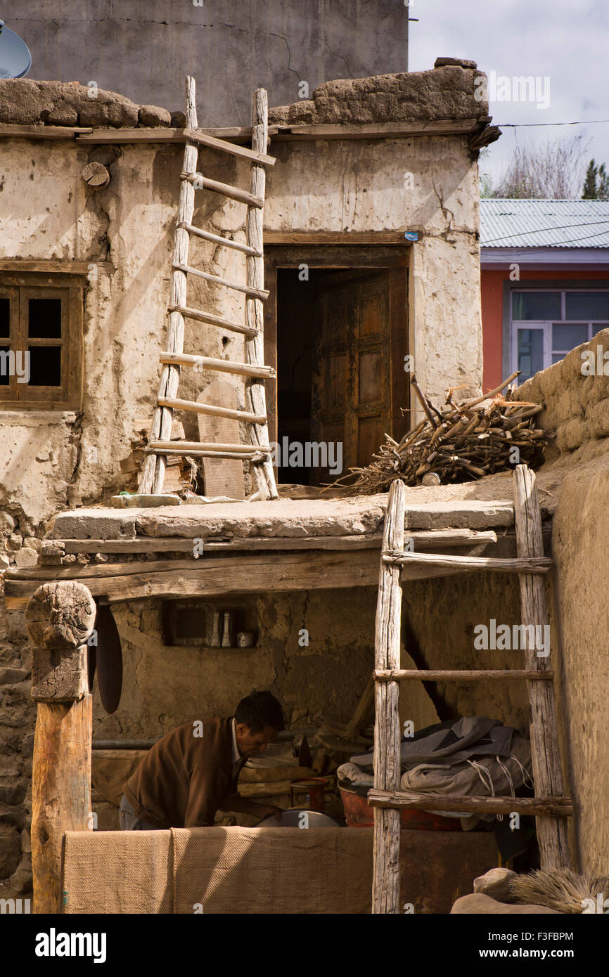 L'Inde, le Jammu-et-Cachemire, Ladakh, Leh, ancienne maison de ville avec l'échelle en histoire de vie supérieure Banque D'Images