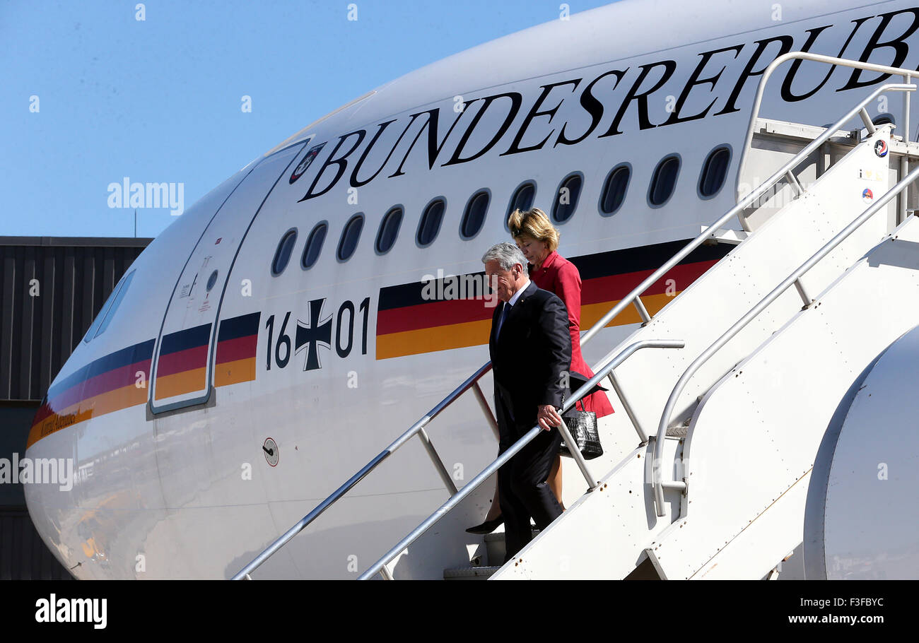 Washington, DC, USA. 06 Oct, 2015. Le Président allemand Joachim Gauck et sa partenaire Daniela Schadt laissent le gouvernement avion à l'aéroport international de Washington-Dulles à Washington, DC, USA, 06 octobre 2015. Le président allemand est sur une visite de trois jours aux États-Unis d'Amérique. Photo : WOLFGANG KUMM/dpa/Alamy Live News Banque D'Images