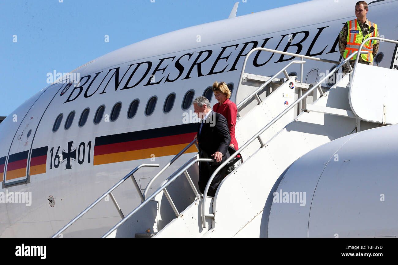 Washington, DC, USA. 06 Oct, 2015. Le Président allemand Joachim Gauck et sa partenaire Daniela Schadt laissent le gouvernement avion à l'aéroport international de Washington-Dulles à Washington, DC, USA, 06 octobre 2015. Le président allemand est sur une visite de trois jours aux États-Unis d'Amérique. Photo : WOLFGANG KUMM/dpa/Alamy Live News Banque D'Images