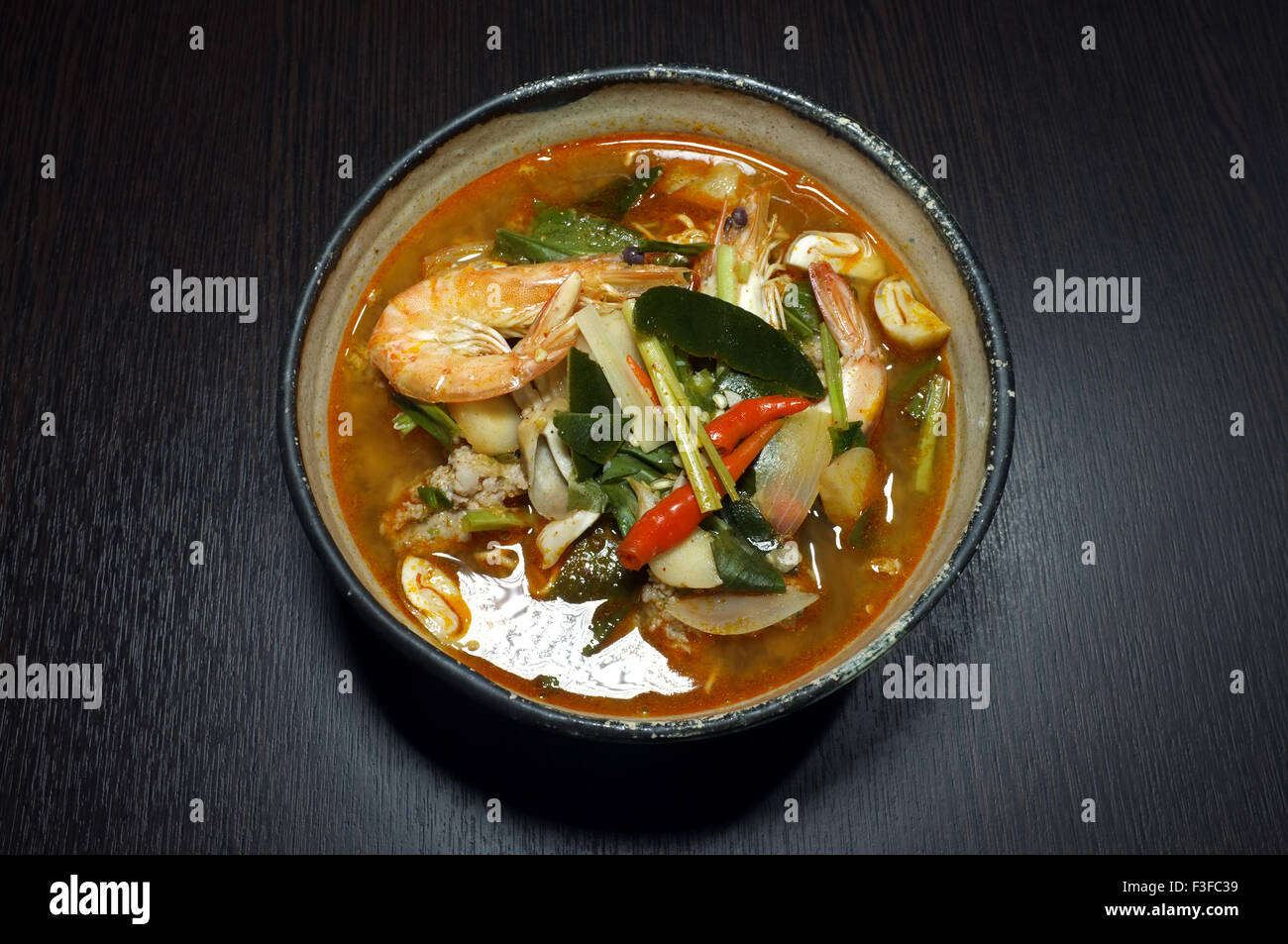 Tom Yam Thai, cuisine traditionnelle, la soupe de nouilles épicées Banque D'Images