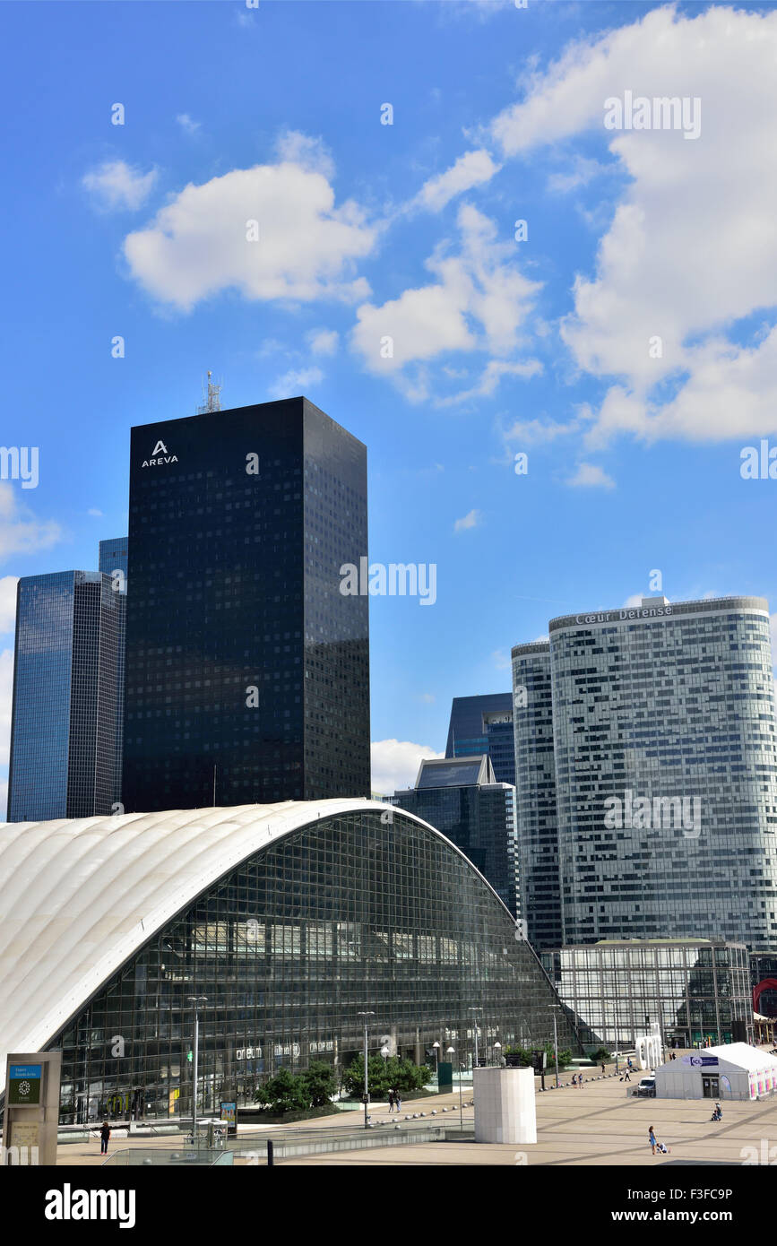Centre des congrès du CNIT avec office skyscrapers at Voie des sculptures dans la défense, Nanterre, Hauts de Seine, Paris, France Banque D'Images