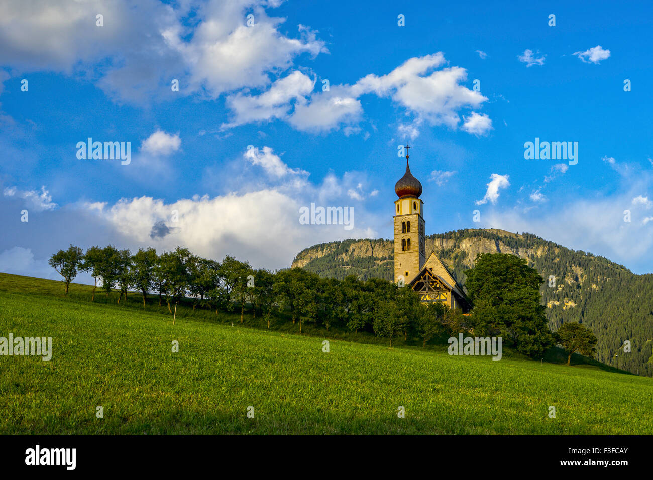 Église San Valentino au coucher du soleil, Siusi allo Sciliar, Castelrotto, Dolomites, Italie Banque D'Images