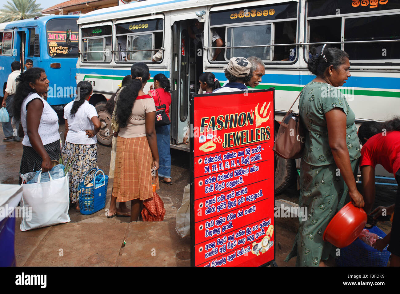 Le transport par autobus ; ville de pêcheurs de Negombo Sri Lanka ; Banque D'Images