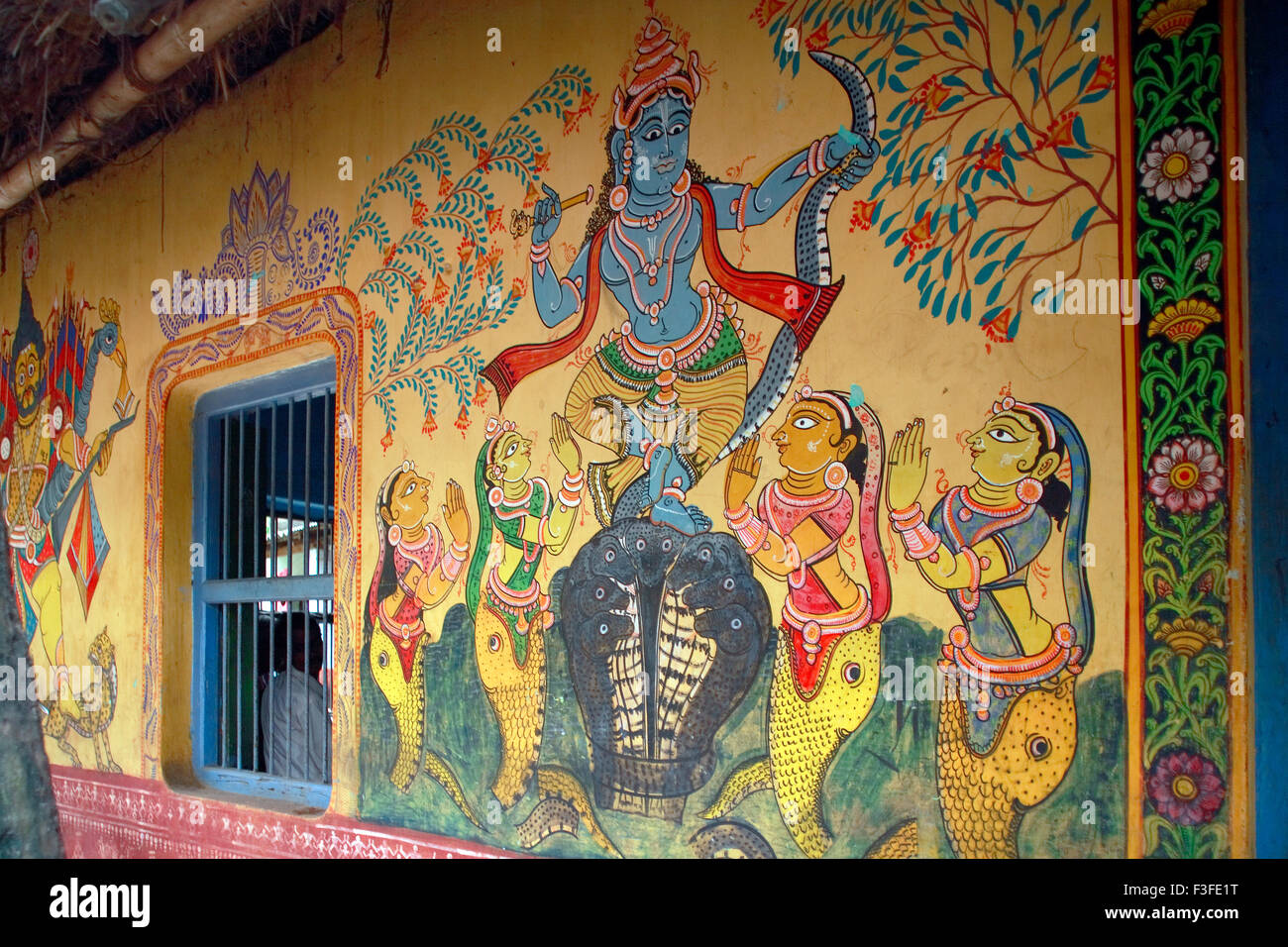 Peinture murale Pattachitra Seigneur Krishna dansant sur serpent dans Raghurajpur art and craft village près de Puri Orissa en Inde Banque D'Images