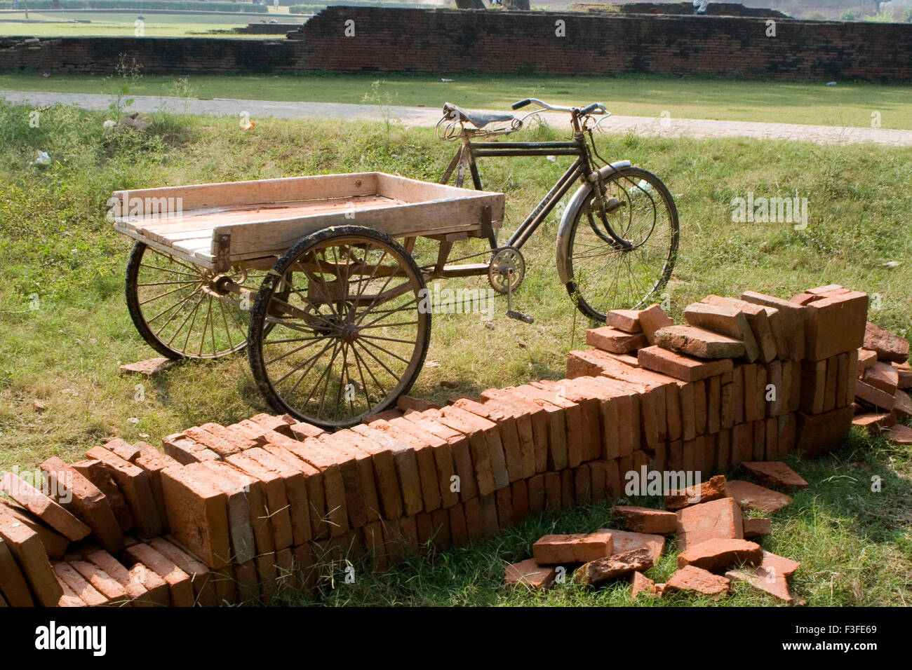 Tricycle pousse-pousse et briques, Kashi, Banaras, Benaras, Varanasi, Uttar Pradesh, Inde, Asie Banque D'Images
