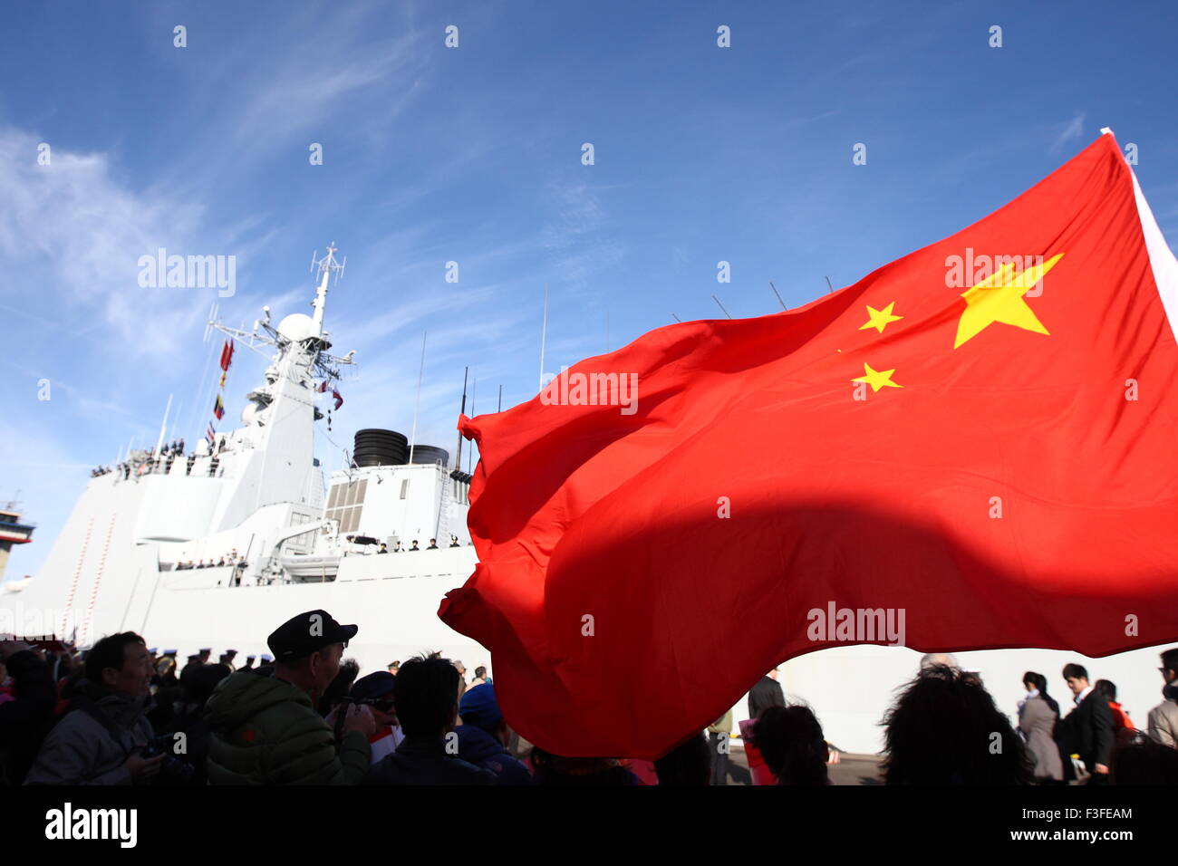 Gdynia, Pologne 7e, octobre 2015 Trois navires de guerre chinois la toute première visite en Pologne. Qingdao, Hangzhou et YIYANG navires s'arrête pendant 5 jours dans le port de la Marine de Gdynia. Les navires appartiennent au 152e Groupe de la marine chinoise. La Pologne et la Chine ont signé un accord de partenariat stratégique en 2011 et ils veulent qu'elle couvre aussi les forces armées. Credit : Michal Fludra/Alamy Live News Banque D'Images