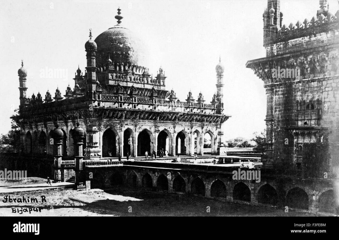 Ancien millésime 1900 Ibrahim Rauza Masjid , Ibrahim Roza mosquée ; tombe d'Ibrahim Adil Shah , Bijapur ; Karnataka ; Inde , Asie Banque D'Images