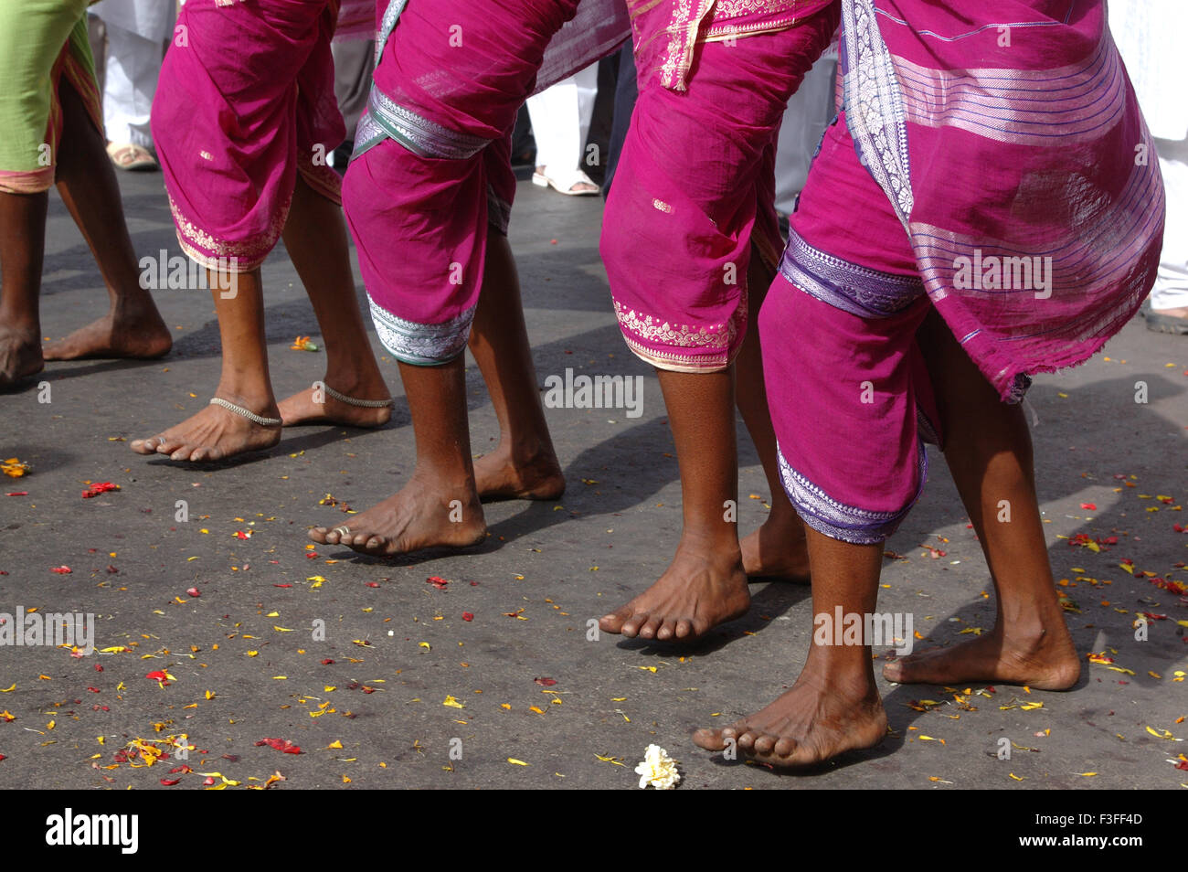La danse tribal Warli Gudhi Padwa ; pendant le Nouvel An hindou ; ; ; pratipada Shuddha Chaitra ; Thane Maharashtra Banque D'Images