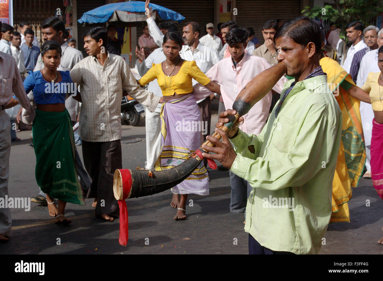 La danse tribal Warli Gudhi Padwa ; pendant le Nouvel An hindou ; ; ; pratipada Shuddha Chaitra ; Thane Maharashtra Banque D'Images