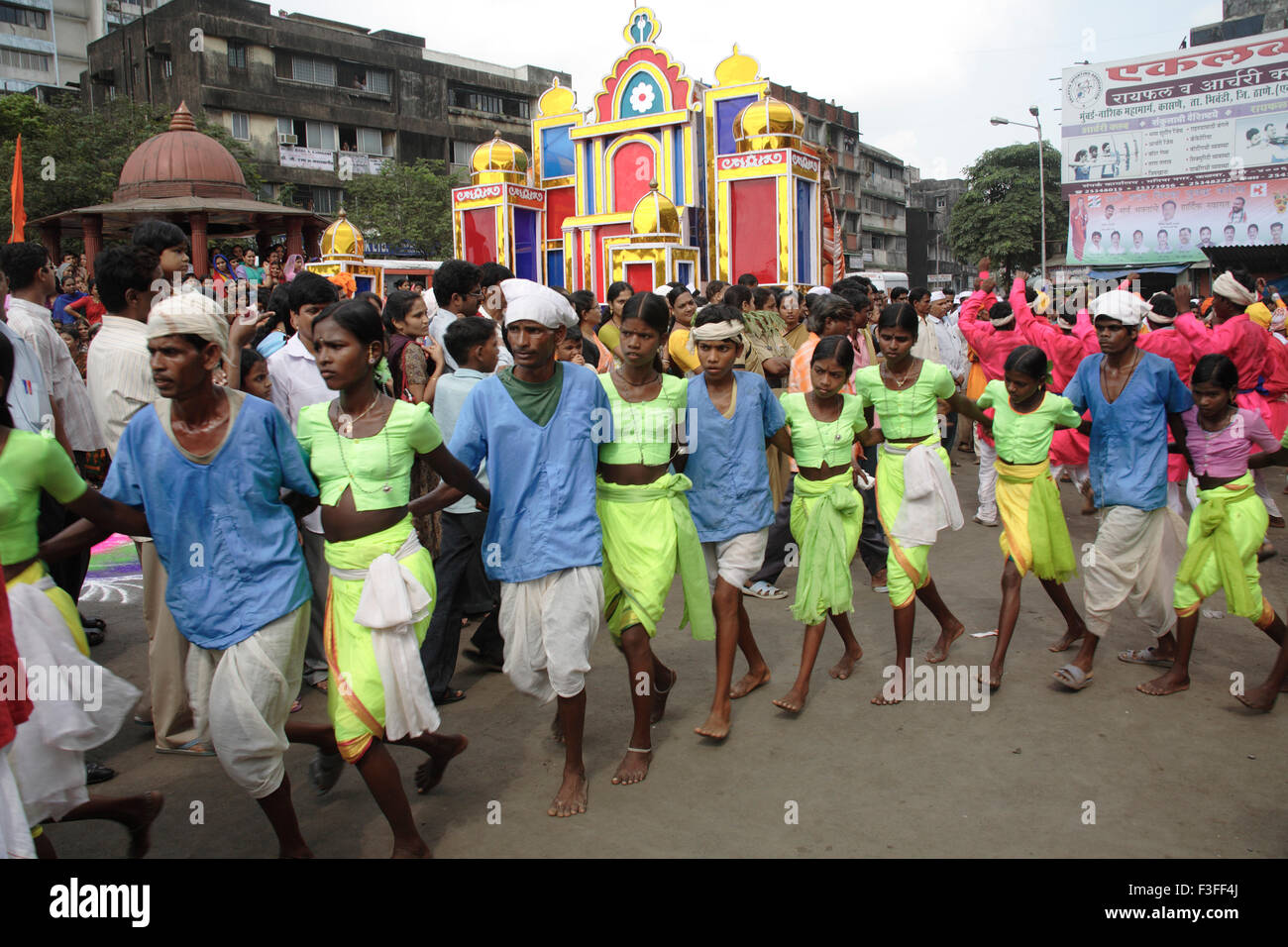La danse tribal Warli sur route au cours de la procession religieuse de la déesse Amba devi arrivée Kalwa Tembhi ; Naka Thane Banque D'Images