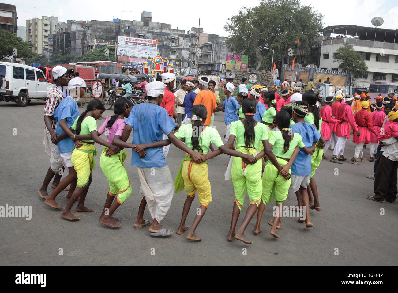 La danse tribal Warli sur route au cours de la procession religieuse de la déesse Amba devi ; arrivée de Kalwa à Tembhi ; Naka Thane Banque D'Images