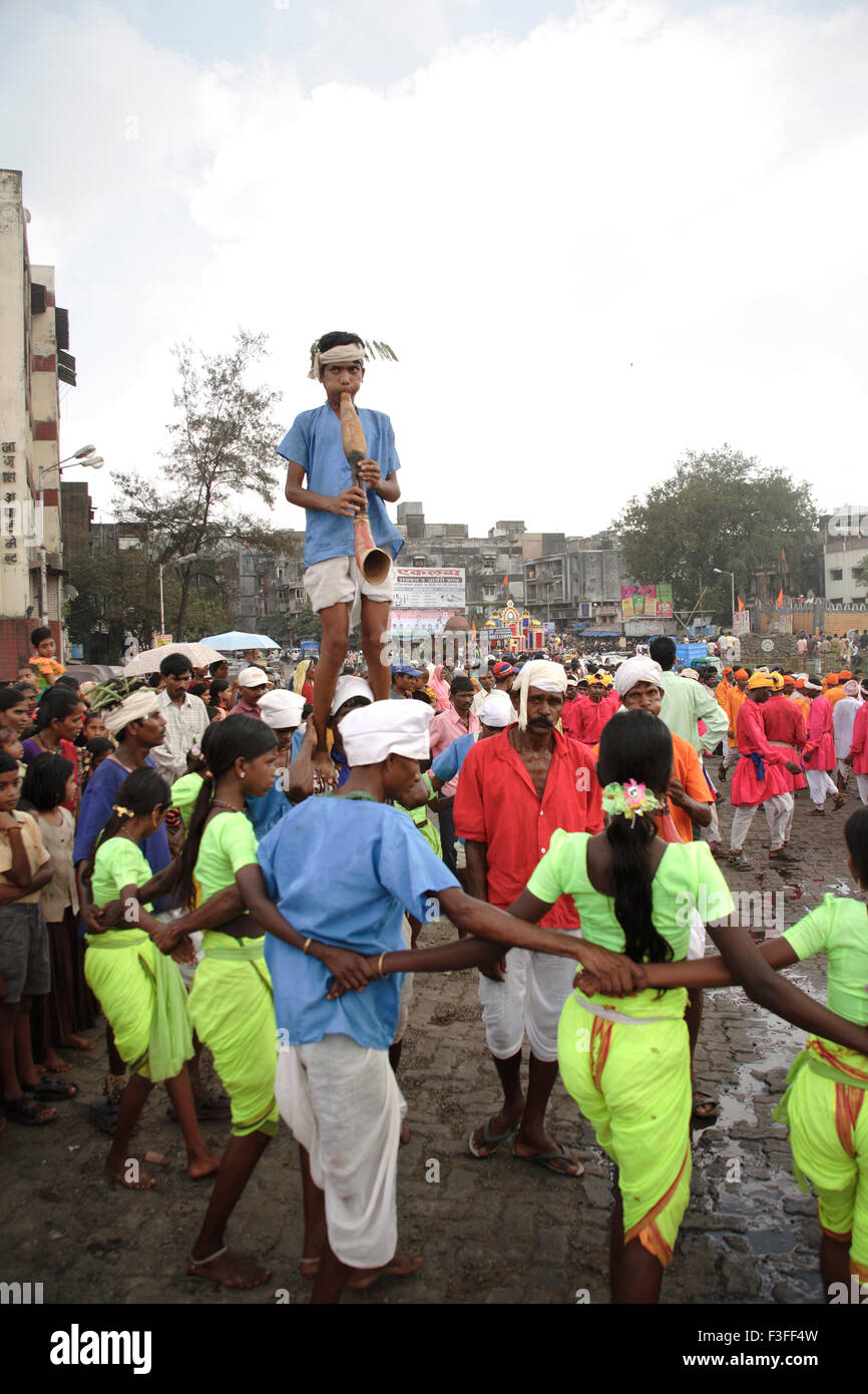 La danse tribal Warli sur route au cours de la procession religieuse de la déesse Amba devi ; arrivée de Kalwa à Tembhi ; Naka Thane Banque D'Images