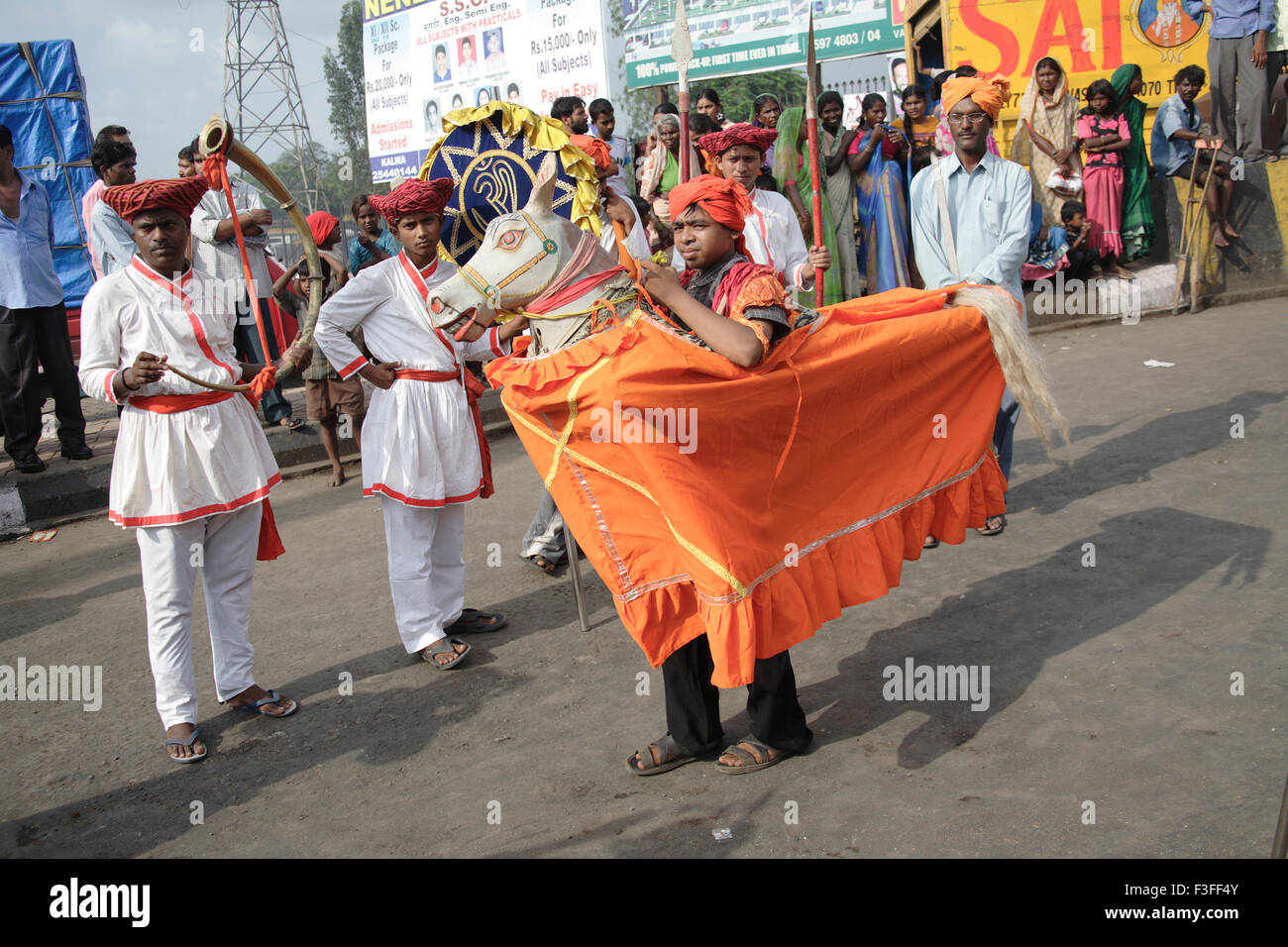 Kachi Ghodi ; hommes debout dans l'exécution d'Ranjasthani factice et portant le costume de danse de maratha procession religieuse Banque D'Images