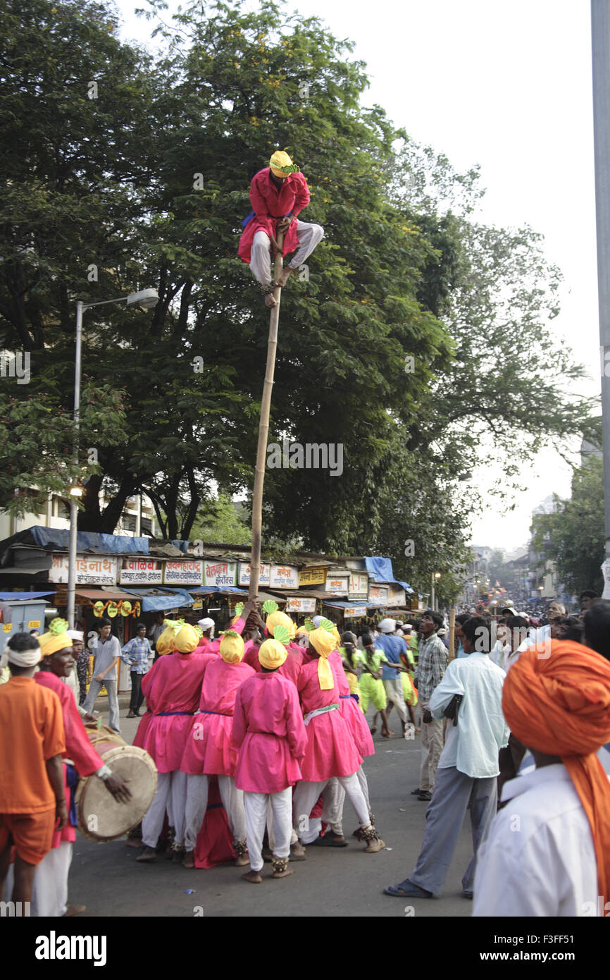 La scène Mokhada Adivasi acrobaties sur les battements du tambour procession religieuse à la Cour ; Naka Thane ; Maharashtra Banque D'Images