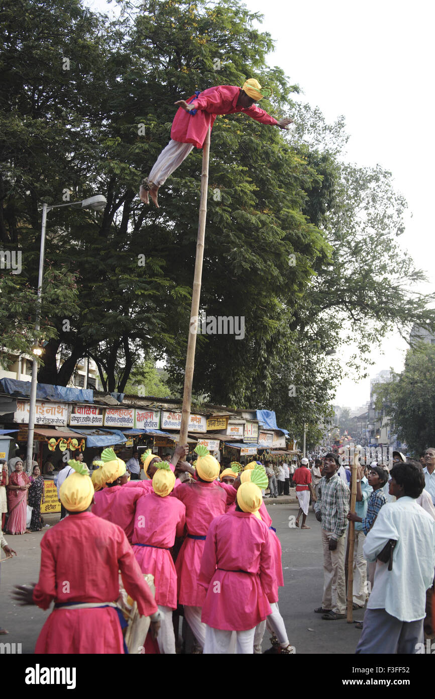 La scène Mokhada Adivasi acrobaties sur les battements du tambour procession religieuse à la Cour ; Naka Thane ; Maharashtra Banque D'Images