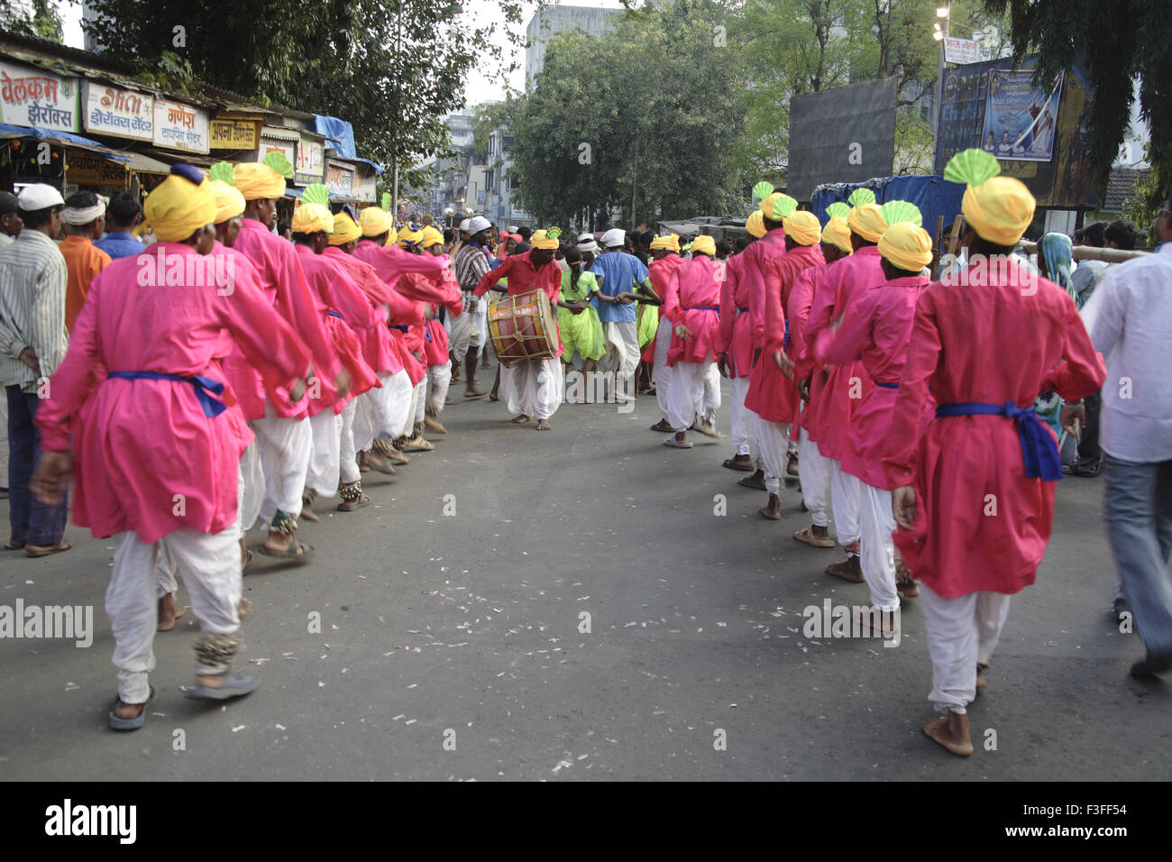 À partir de la scène Mokhada Adivasi danse tribale au cours de la procession religieuse à la Cour ; Naka Thane ; Maharashtra Banque D'Images