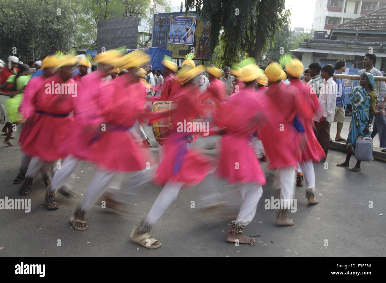À partir de la scène Mokhada Adivasi danse tribale au cours de la procession religieuse à la Cour ; Naka Thane ; Maharashtra Banque D'Images