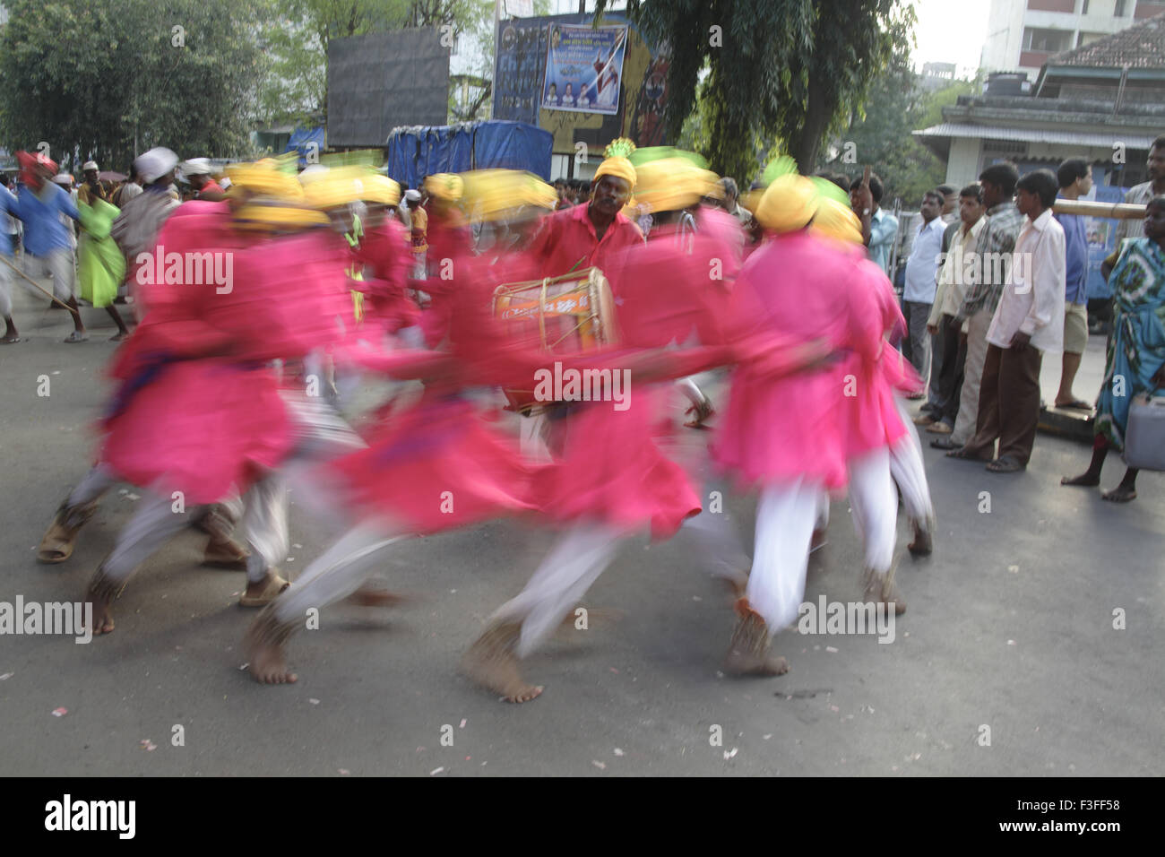 À partir de la scène Mokhada Adivasi danse tribale au cours de la procession religieuse à la Cour ; Naka Thane ; Maharashtra Banque D'Images