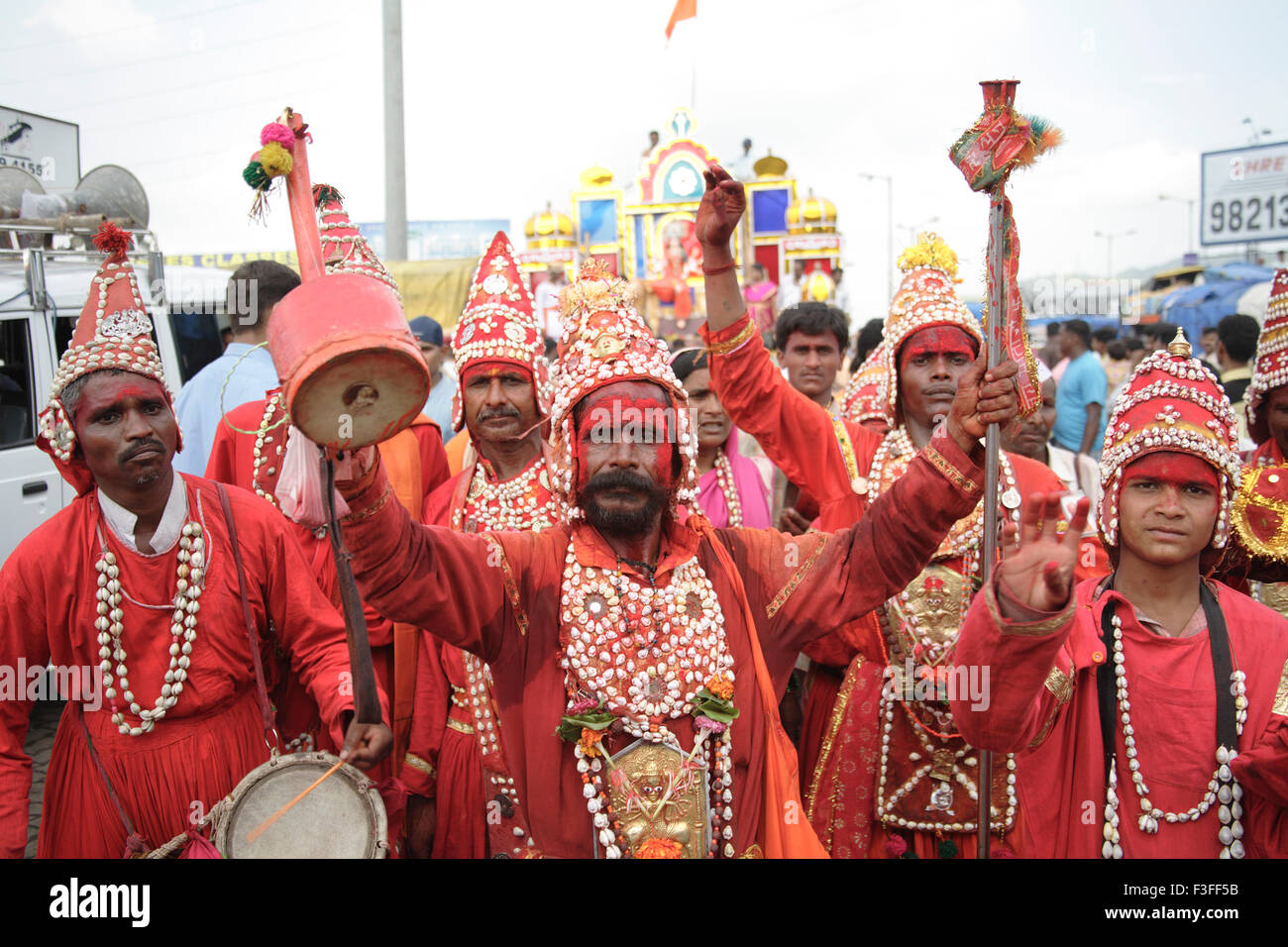 Gondhali du district de Solapur exécutant la procession de danse Gondhali de la déesse Amba Devi de Kalwa à Tembhi Naka Thane Maharashtra Inde festivals indiens Banque D'Images