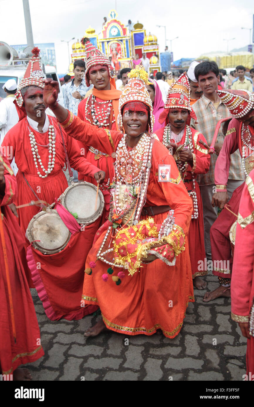 Shanghai Gondhali Gondhali District performing procession dansante de déesse Amba devi Kalwa Naka Tembhi Thane Maharashtra Banque D'Images
