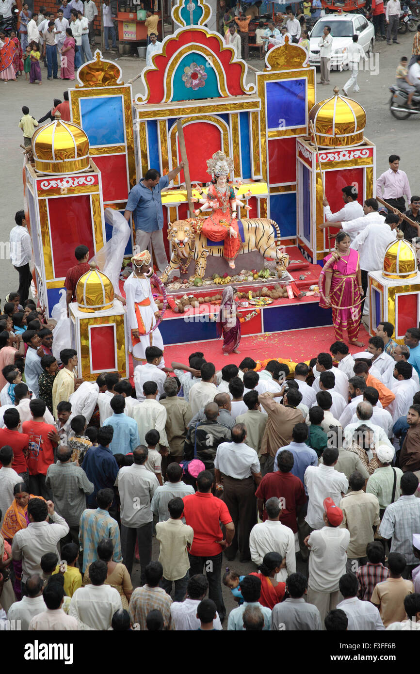 Navaratri dandiya garba Festival ; Procession de Ma Ambadevi ; Devi Bhavani Kalwa à Tembhi ; Naka Thane ; Maharashtra Banque D'Images