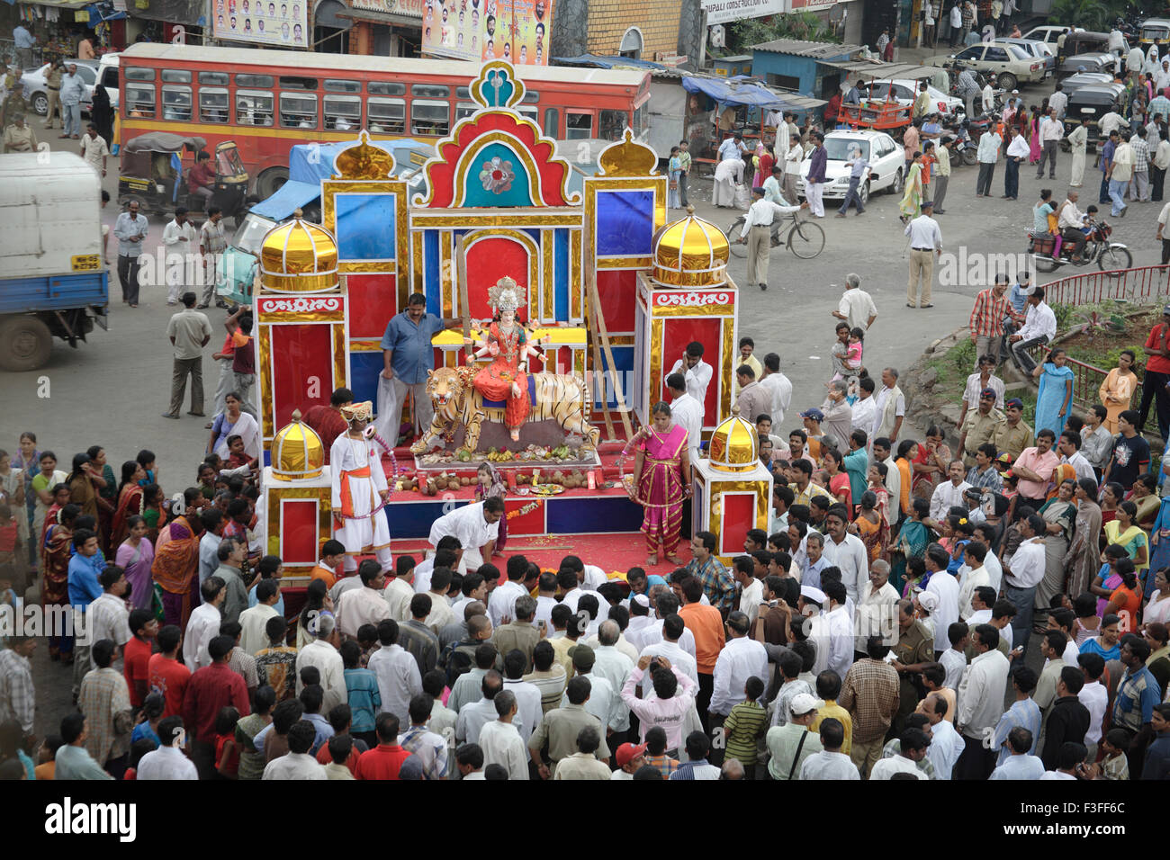 Navaratri dandiya garba Festival ; Procession de Ma Ambadevi Tembhi Kalwa Devi Bhavani ; ; ; Naka Thane Maharashtra Banque D'Images