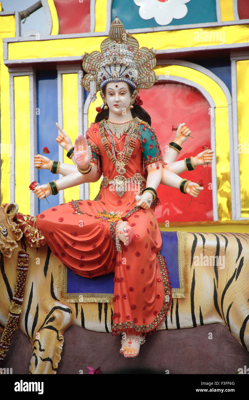 Navaratri dandiya garba Festival ; Procession de Ma Ambadevi Tembhi Kalwa Devi Bhavani ; ; ; Naka Thane Maharashtra Banque D'Images