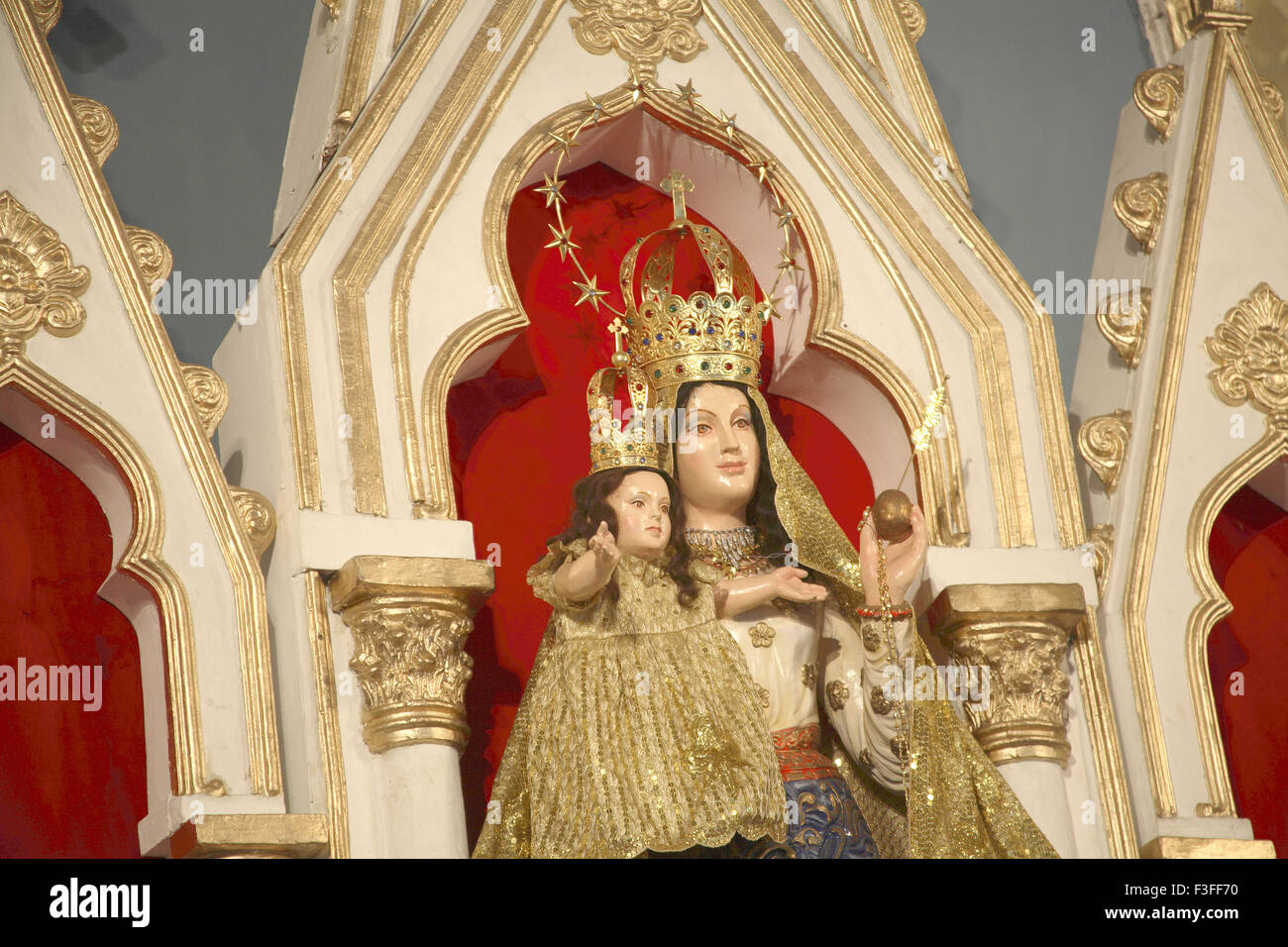 Idole de Mont Marie Enfant Jésus part à l'extérieur de l'Église Mount Mary Mary Mont Bandra Festival Bombay Mumbai Maharashtra Banque D'Images
