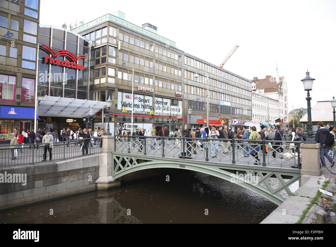 Centre commercial Nordstan Norra Mamng petit pont canal sur Burnnsparken ; ; ; Suède Göteborg Banque D'Images