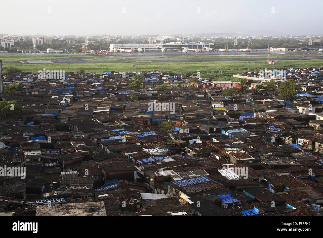 Bidonville près de l'aéroport ; Vakola Santacruz ; Bombay Mumbai Maharashtra ; Inde ; pas de permission Banque D'Images