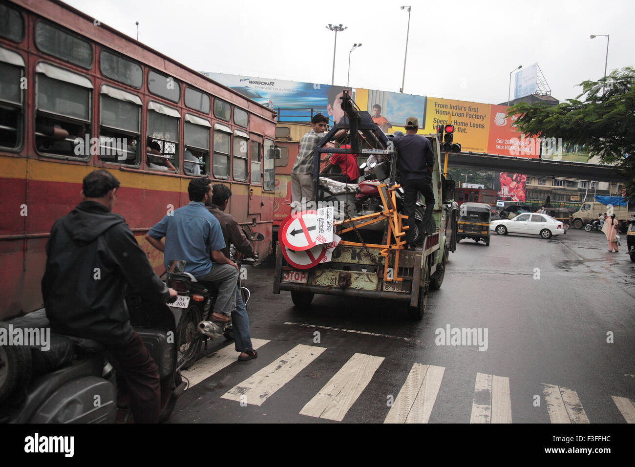 Le contrôle du trafic aérien au chapeau de l'adolescence ; Naka Thane Maharashtra ; Inde ; Banque D'Images