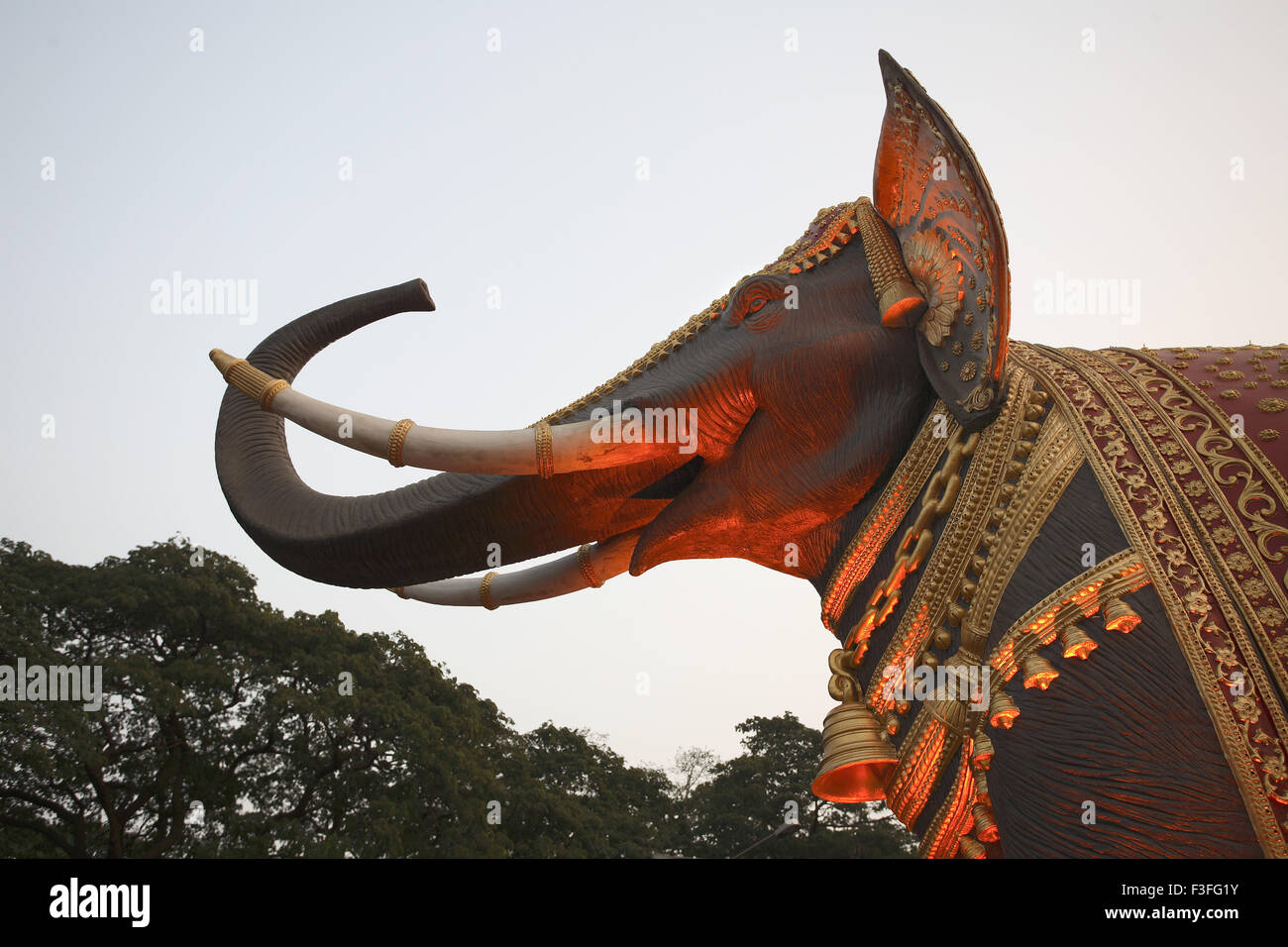 Éléphant énorme placé près de Masunda lac lors de Thane Thane ; festival ; Maharashtra Inde ; Banque D'Images