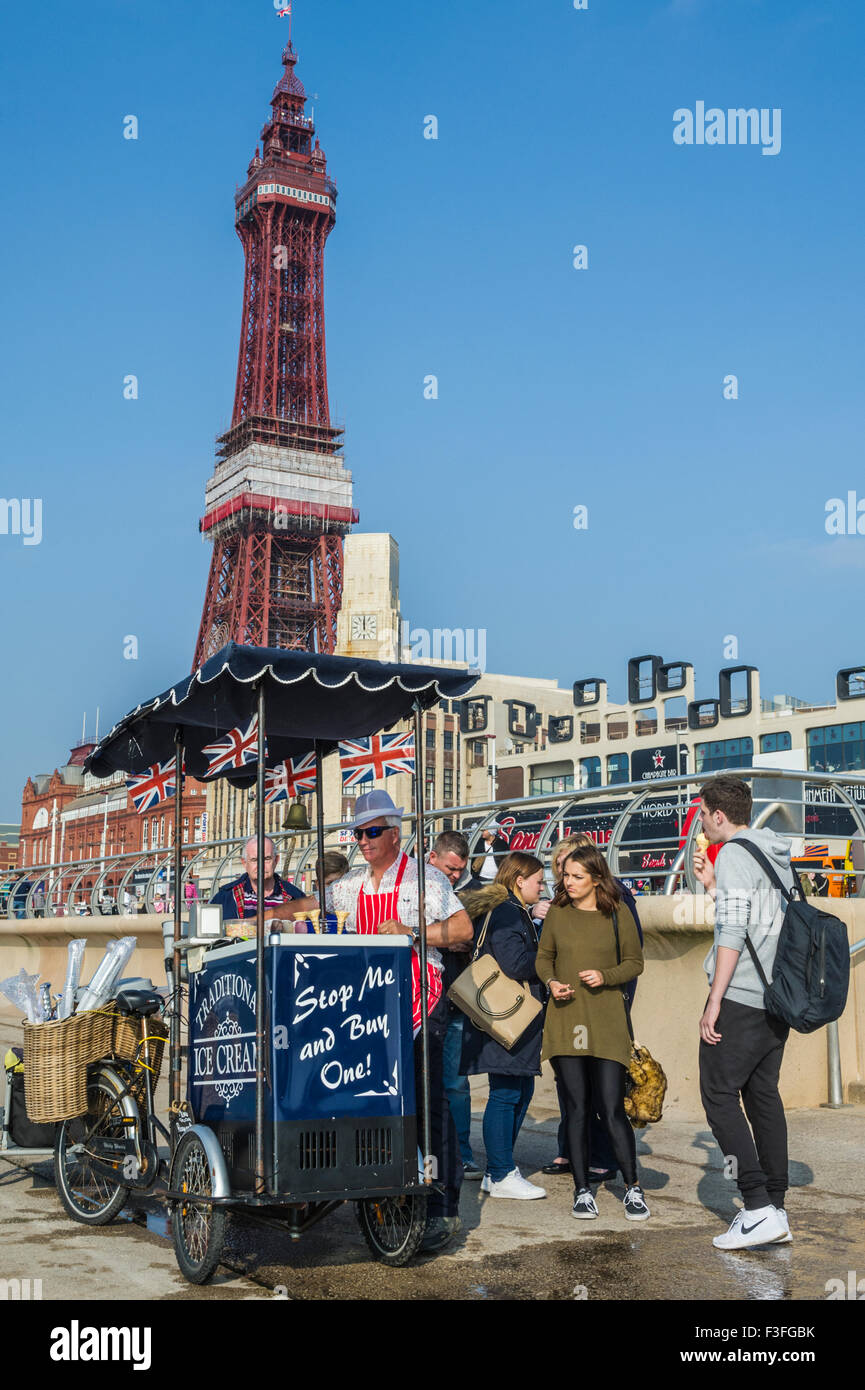La tour de Blackpool et vendeur de crème glacée Banque D'Images
