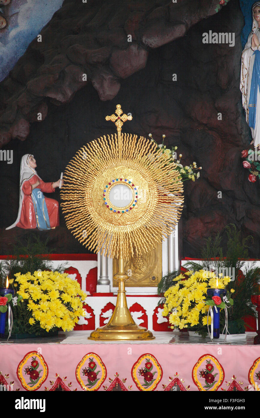 Sacrement béni conservé dans la salle de prière sous terre de la Cathédrale notre-Dame de Lourdes ; Thrissur ; Kerala ; Inde ; Cathédrale catholique notre-Dame de Lourdes ; Cathédrale catholique ; Eglise catholique syro Malabar ; Banque D'Images